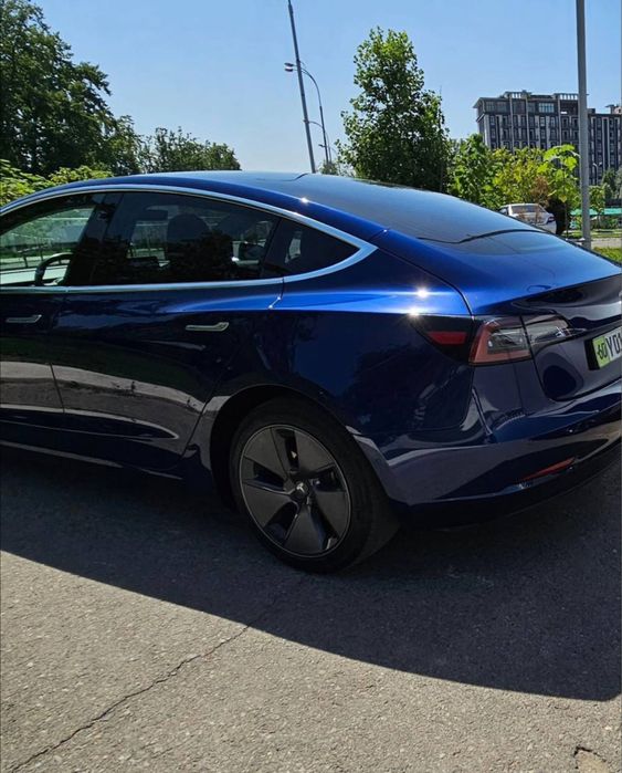 Tesla model 3  550 km yuradi 60ming yurgan ko'k rang
