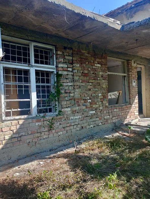 Продавам два обединени имота с две къщи