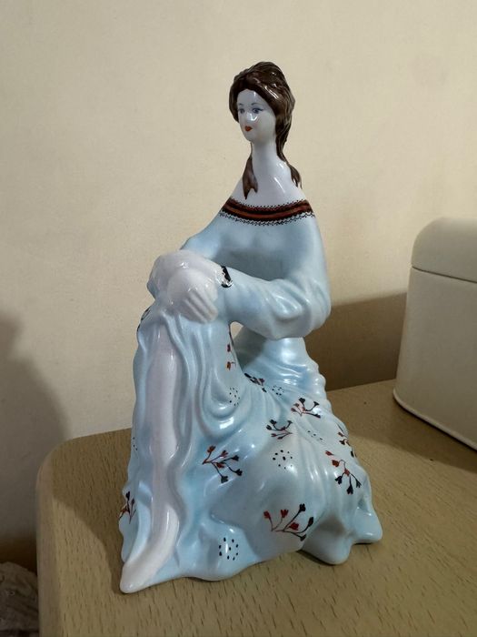 Statueta decorativa din portelan- Doamna eleganta in rochie albastra