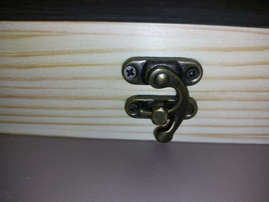 Дървена кутия за съхранение на монети