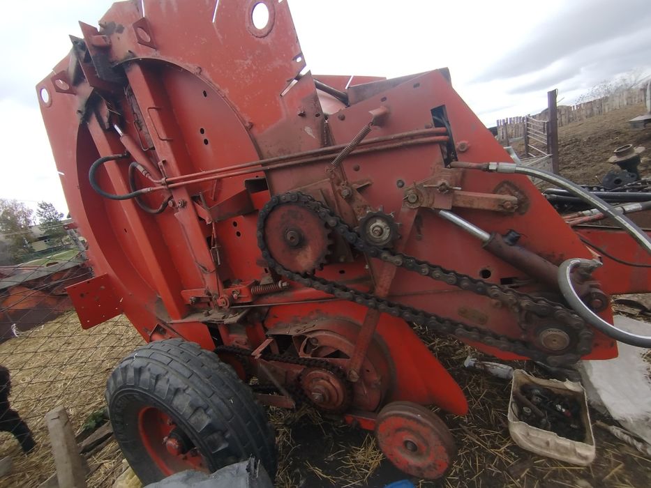 Пресс подборщик в рабочем состояние