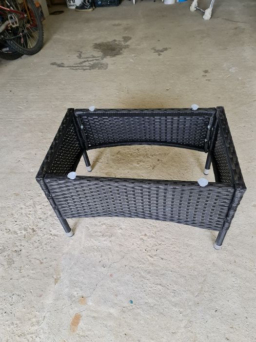 Măsuță din plastic  împletit cu structură metalică și tablă de sticlă