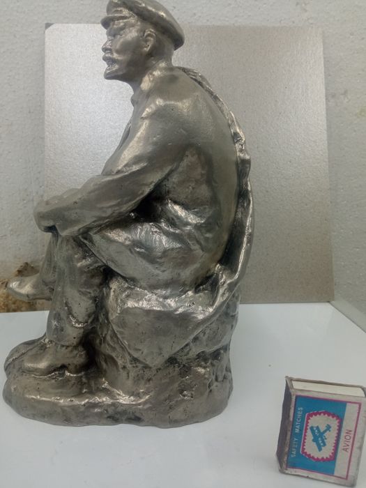 Статуэтка Ленин на камне