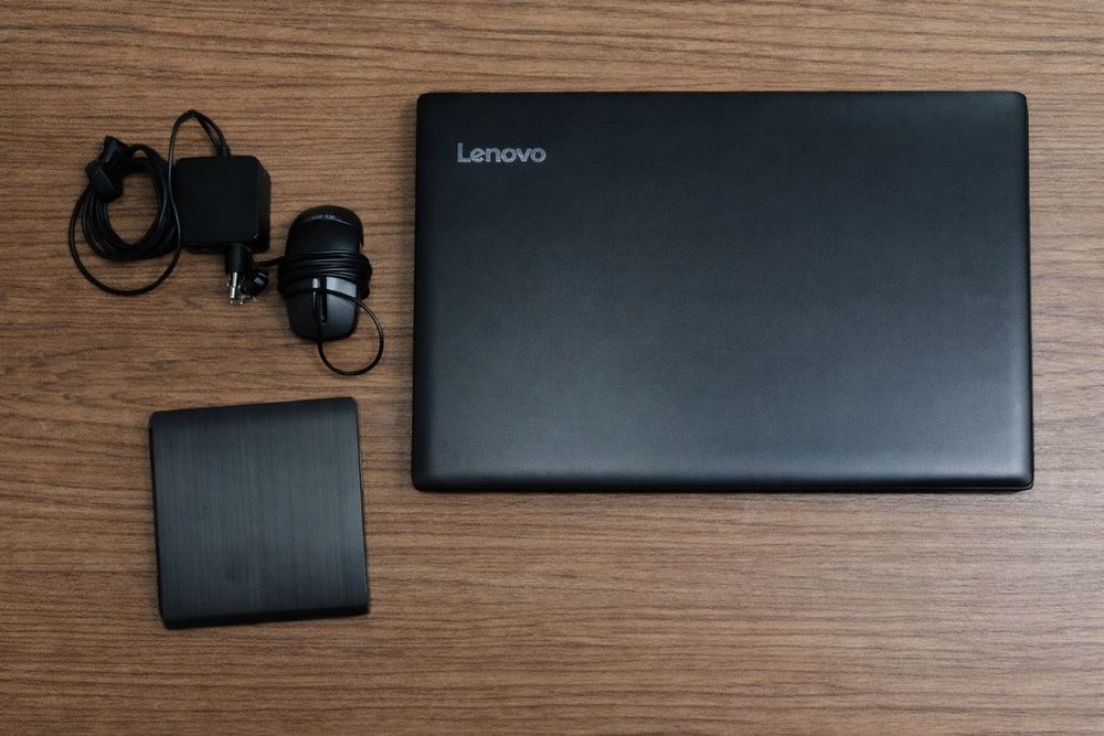 Ноутбук lenovo (подарок мышь и дисковод)