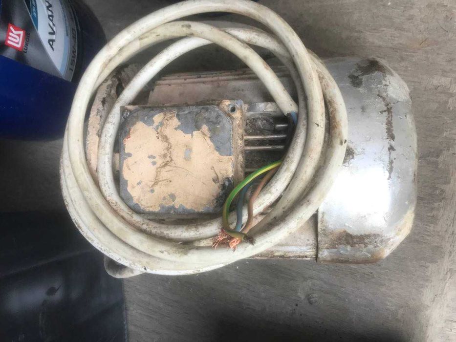 Продаётся Электродвигатель от советской тестомешалки, 3 кВт. Вал 24мм.