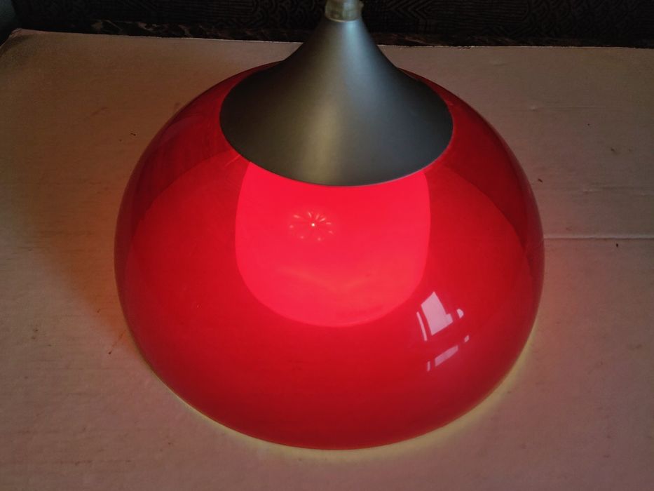 Lampa -lustra roșie