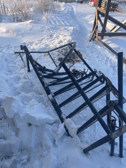Продам лестницу винтовую