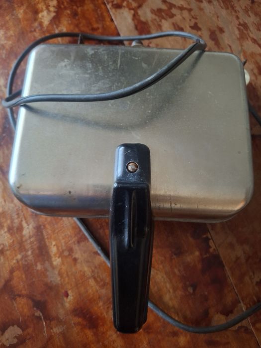 Продам вафельниу 20000 тенге.