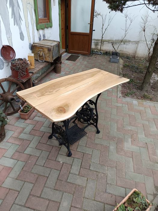 Masa sau birou din mașină de cusut