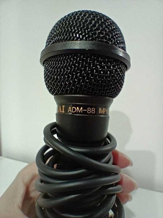 Microfon Dinamic AKAI ADM-88 – Ideal pentru Karaoke, Podcast sau Evenimente