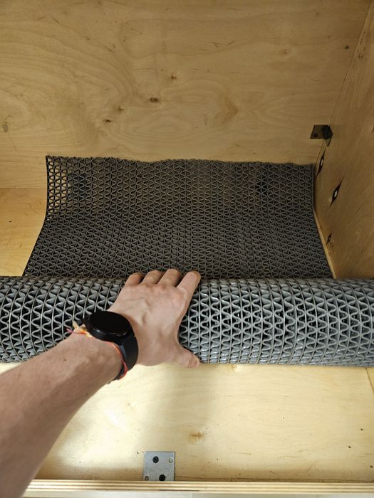 Домик для собаки с мисками и ящиками