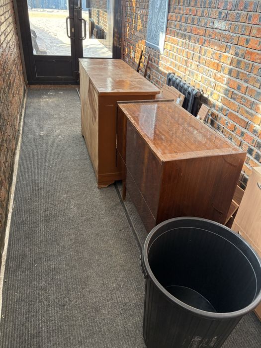 тумбочки, стол, шкафы даром