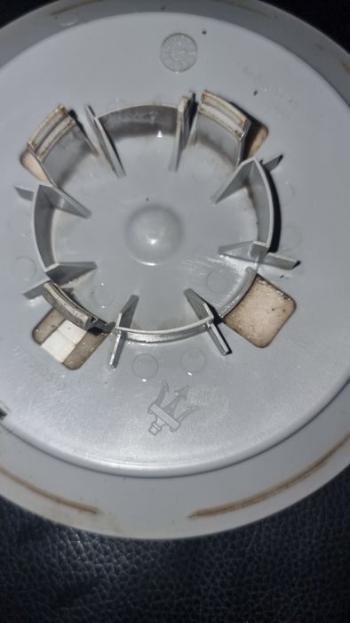 Un singur capac de jante Maserati original pentru colecționari