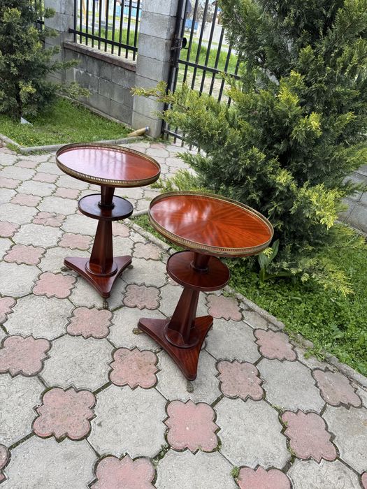 Set 2 măsuțe rotunde stil clasic – lemn masiv cu detalii din bronz