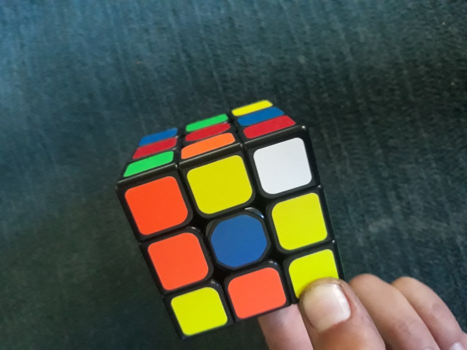 Kubik rubik juda silliq aylanadi
