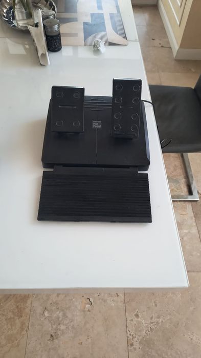 Vând volan si pedala PS4