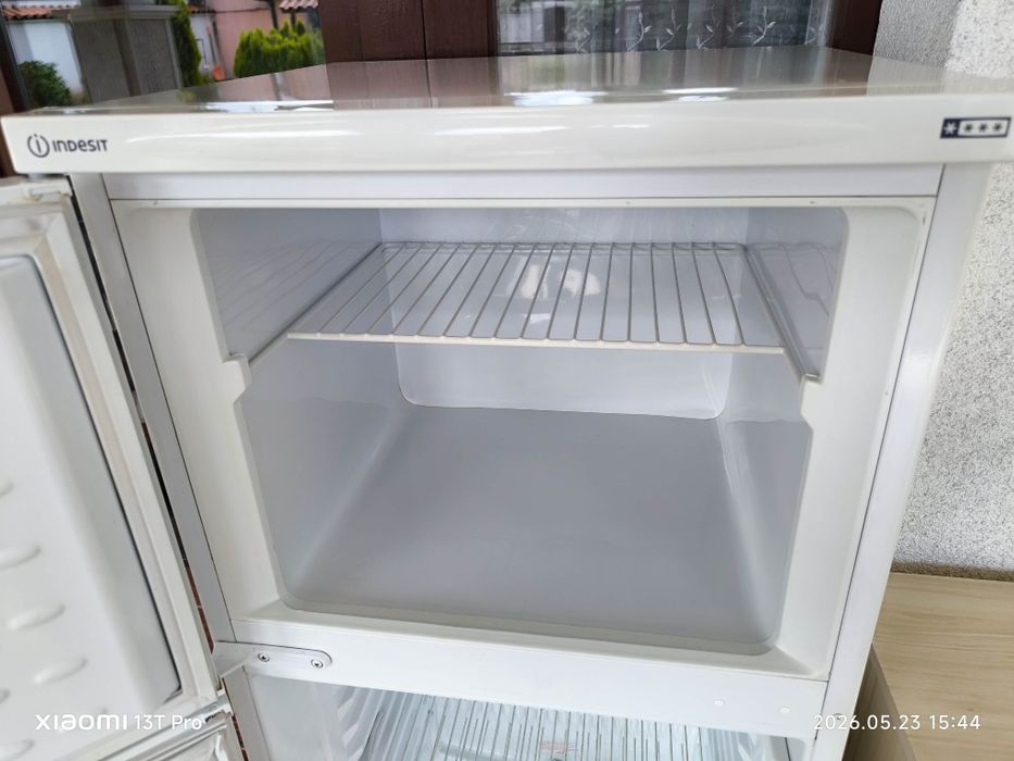 Хладилник с фризер Indesit 150x53x55