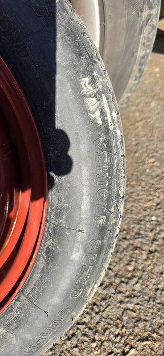 Резервна гума патерица 125/80/15 MICHELIN с крик и ключ