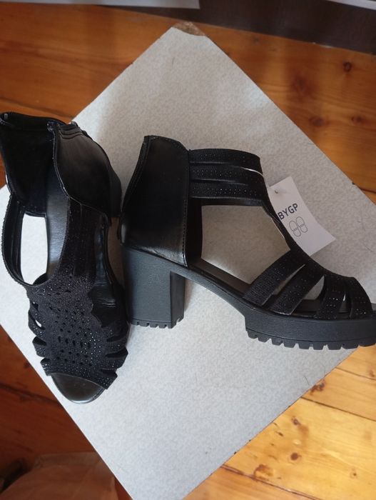 Продам новые босоножки