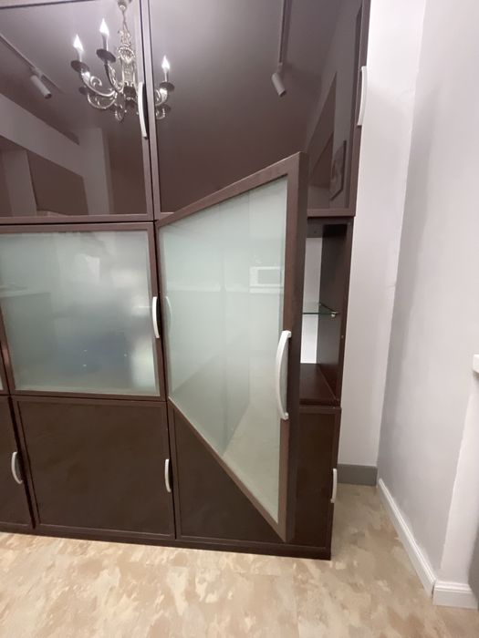 Антикварный шкаф из дерева для гостинной