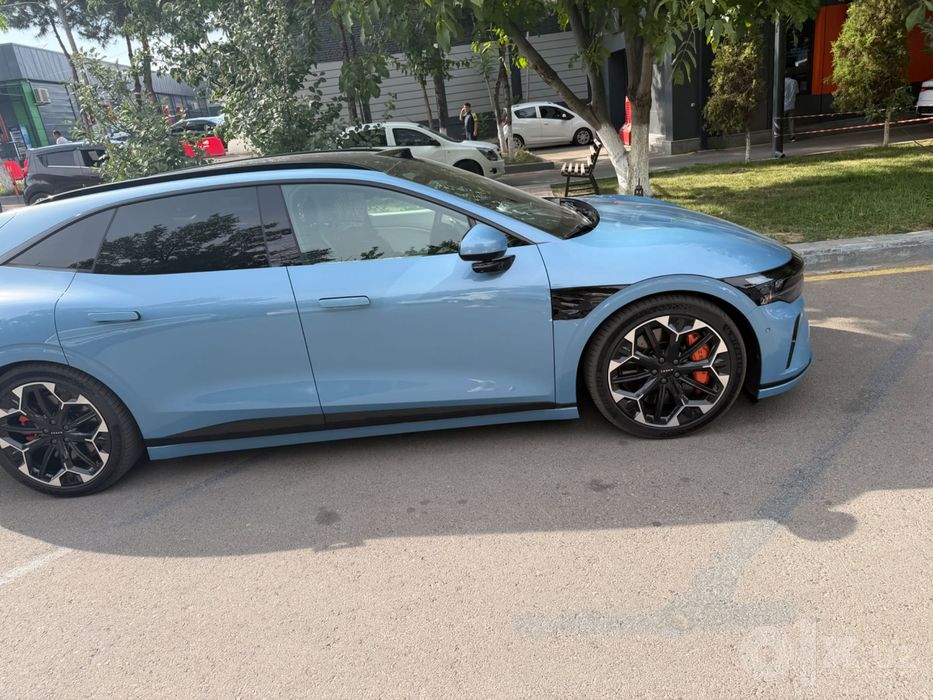 Zeekr 007GT небесного цвета