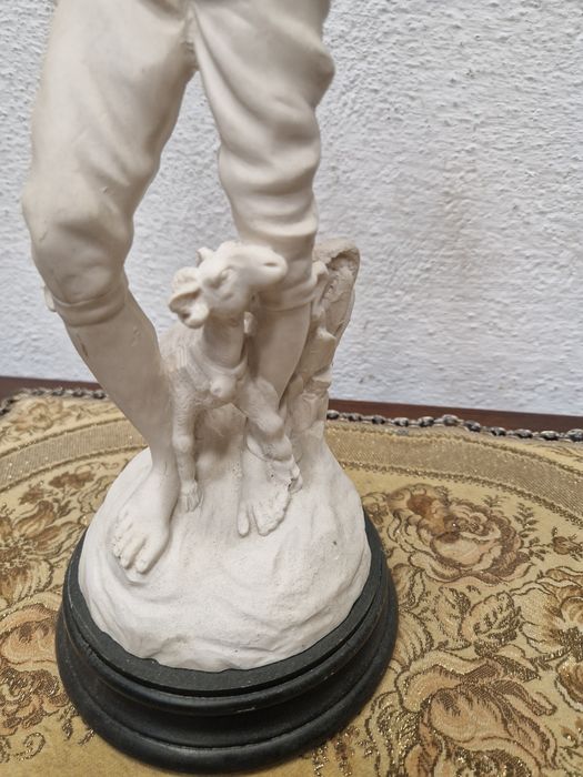 Красива фигура "Момче с овце"