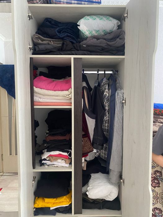 бежевый шкаф с зеркалом