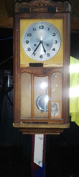 Ceas de perete vechi cu pendul