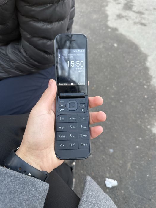 Nokia 2720 flip.