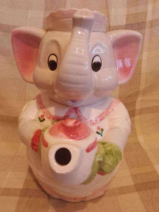 Два порцеланови чайника:"Слонче" и "В банята"