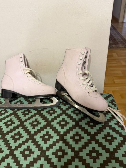 Продам коньки белые