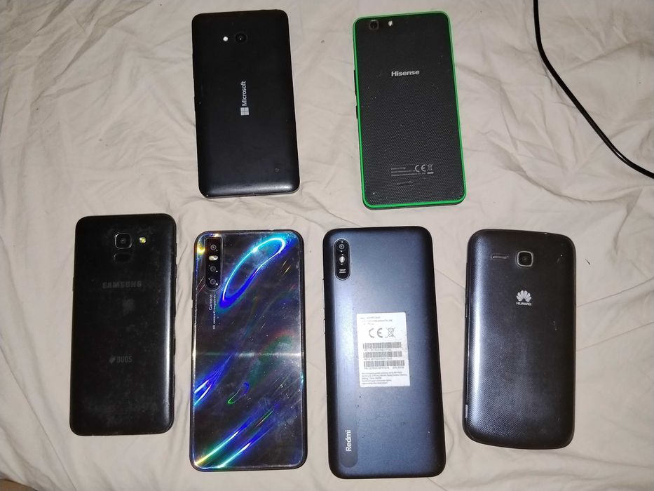 Комплект 6 стари смартфони (Samsung DUOS, Redmi rainbow, Huawei, Microsoft Lumia, Hisense) – за части – 60 евро