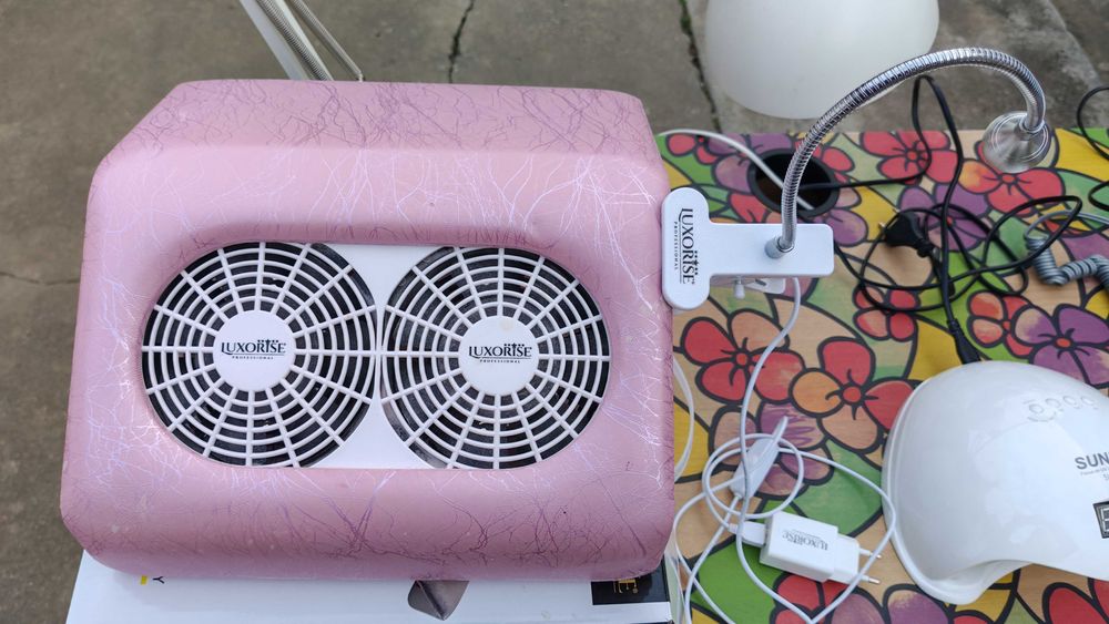 Vând produse și accesorii pentru manichiura