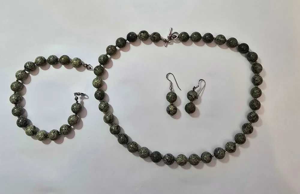 Bijuterii din pietre semiprețioase și alte materiale