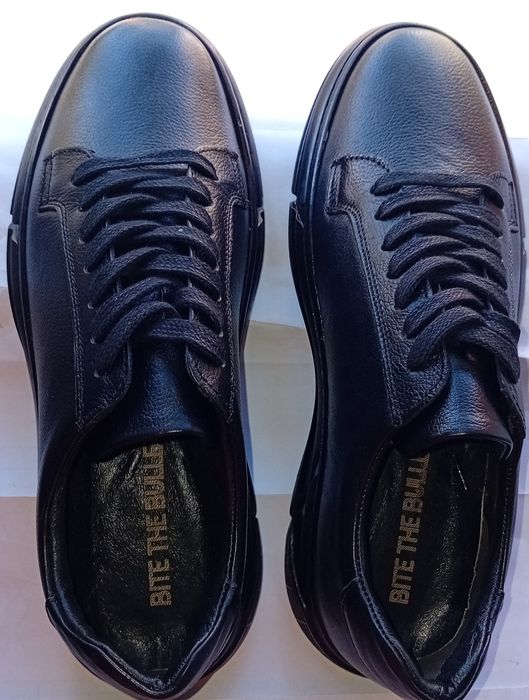 Pantofi noi, din piele naturală, talpa cusută. masura 42