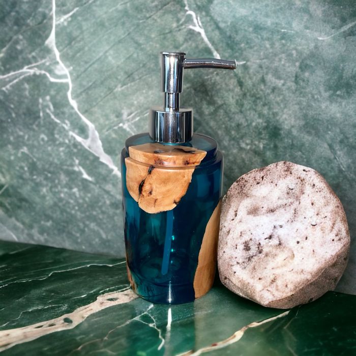 Диспенсъри за сапун от смола и дърво – ръчна изработка, която изпъква