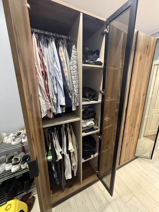 Dulap dressing 6 uși cu oglinzi , modern, stare perfectă