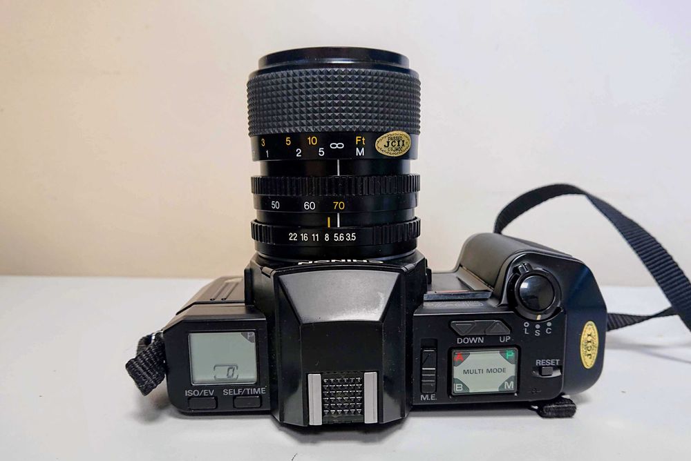 Aparat foto SLR film 35 mm Chinon CP-7m cu obiectiv Exakta 35-70mm cu blitz si inca un obiectiv bonus