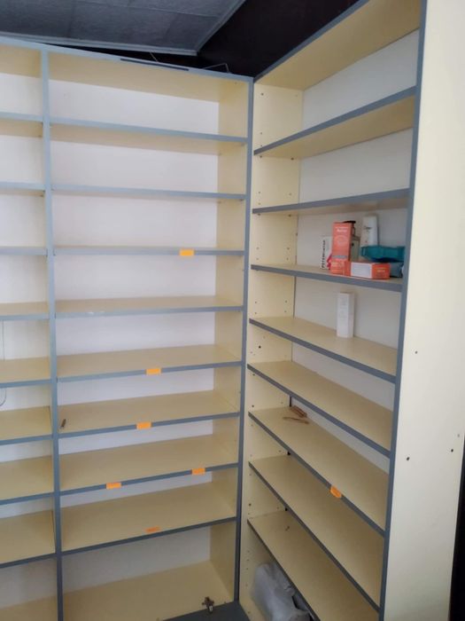 Оборудване, рафтове и шкафове за аптека/магазин