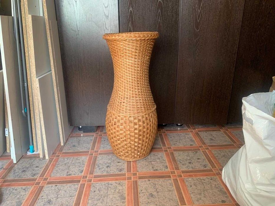 Плетёная ваза напольная