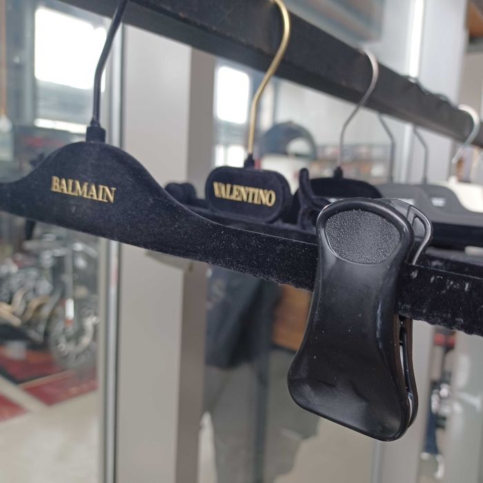 Маркови закачалки за дрехи.