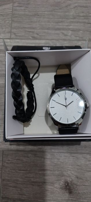 Ceas și brățară de piele