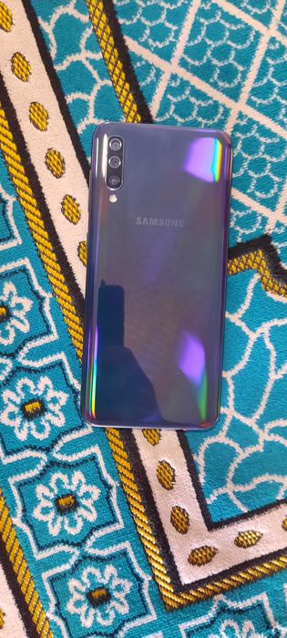 Samsung A50  tel udeyal hamm yoqqi joyda bir qo'l o'zim.ishlatganman