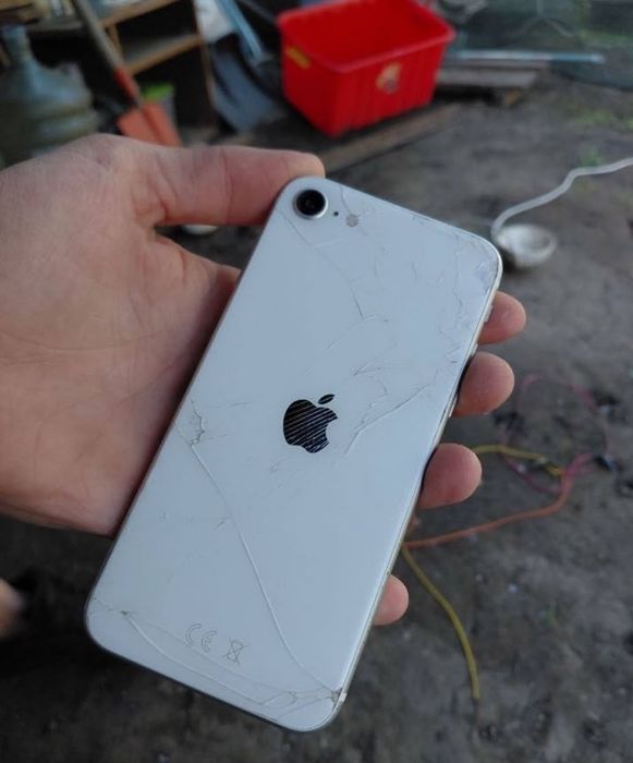 Айфон Се 128 гб..