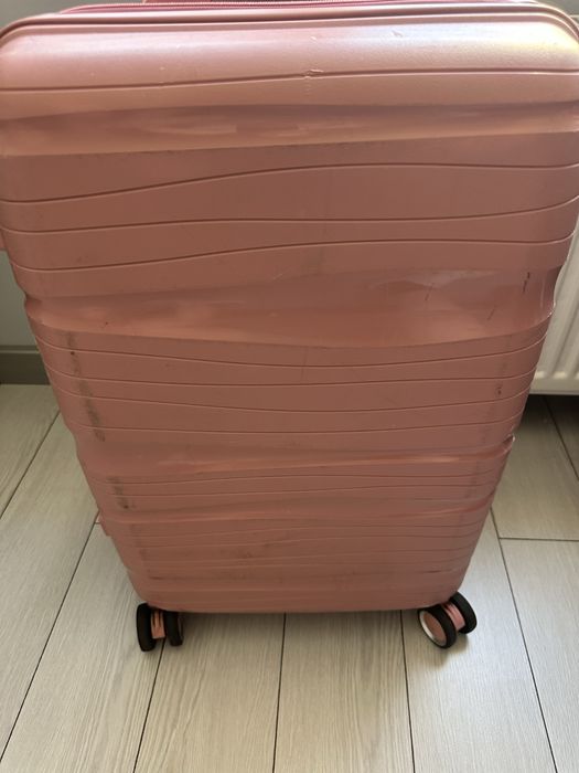 Продам чемоданы б.у в среднем состоянии