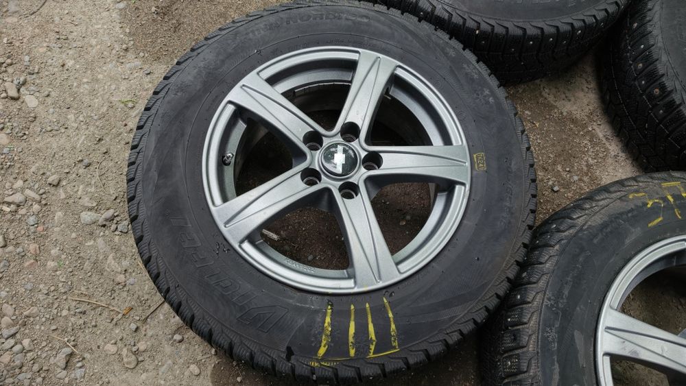 Комплект дисков R15 с шинами . Chevrolet