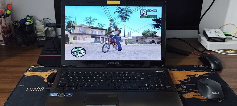 Vand laptop i3 perfect functional cu 9 jocuri instalate