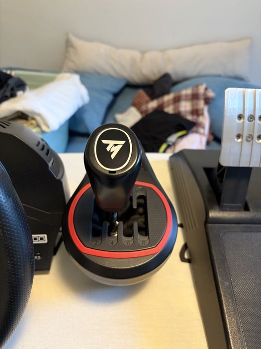 Волан Thrustmaster T300 + скоростен лост Thrustmaster