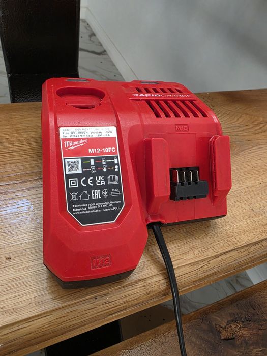 Încărcator rapid charge milwaukee