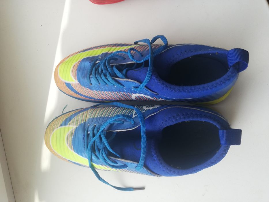 Кроссовки футбольные сороконожки